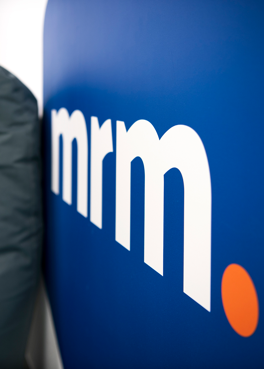 Muur met MRM logo kantoor